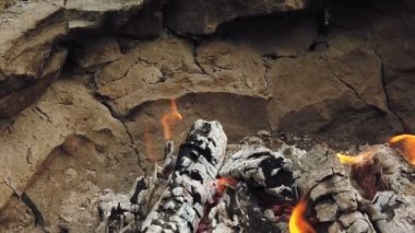 Barbekü ızgarasında parlayan kömür ve alev yakın görünüm