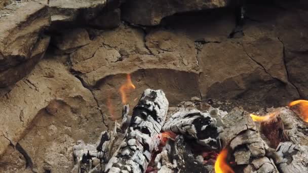 Vista cercana a carbón brillante y llama en la parrilla de barbacoa — Vídeo de stock