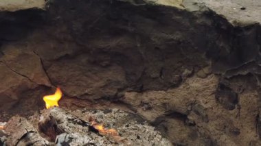 Barbekü ızgarasında parlayan kömür ve alev yakın görünüm
