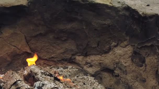 Vista da vicino a carbone incandescente e fiamma nella griglia del barbecue — Video Stock