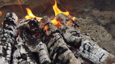Barbekü ızgarasında parlayan kömür ve alev yakın görünüm