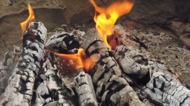 Barbekü ızgarasında parlayan kömür ve alev yakın görünüm