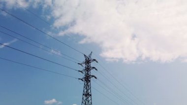 Yüksek gerilim elektrik enerji nakil hattı bulutlar arka plan üzerinde. Zaman atlamalı