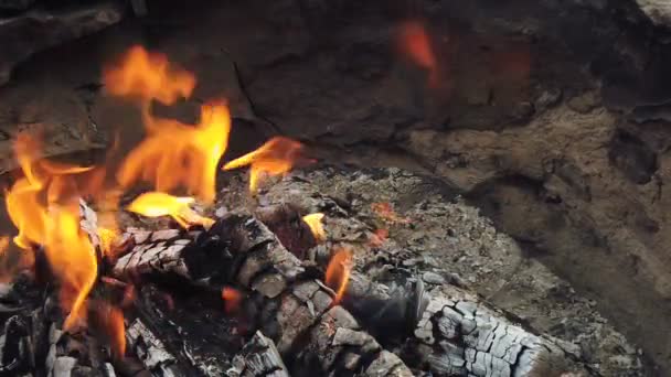 Nära utsikt på glödande kol och flamma i grillgrill — Stockvideo