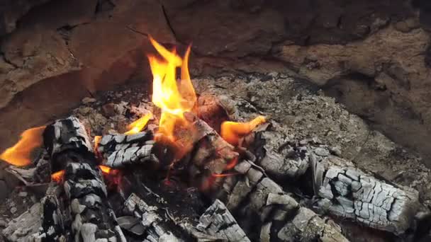 Κοντινή θέα σε λαμπερό κάρβουνο και φλόγα στο Μπάρμπεκιου Γκριλ — Αρχείο Βίντεο