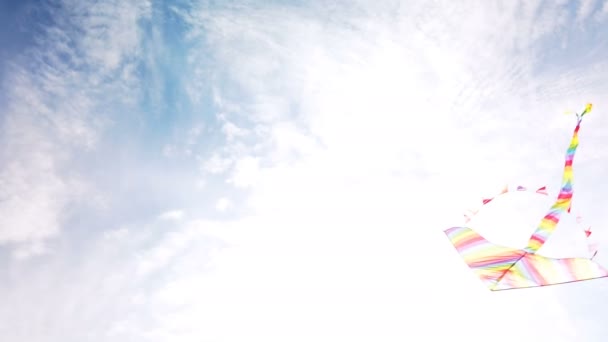 青空で高く飛ぶ凧のリアビュークローズアップ — ストック動画