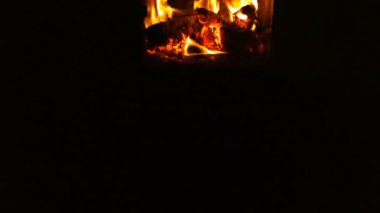 Şöminede yanan ateş. Şömine yangın odun ve yangın dolu