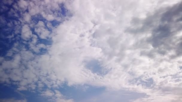Chmury upływu czasu, bujające się chmury, białe światła chmury upływ czasu — Wideo stockowe