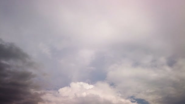 Nubes de lapso de tiempo, nubes hinchadas rodantes se mueven, nubes blancas ligeras lapso de tiempo — Vídeo de stock