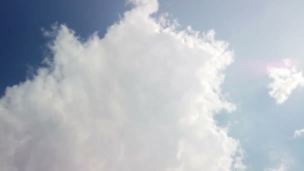 Idő múlása felhők, gördülő puffadt felhő mozog, fehér villámok felhők idő múlása — Stock videók