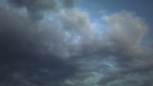 Zeitraffer-Wolken, rollende geschwollene Wolken bewegen sich, weiße Blitze Wolken Zeitraffer — Stockvideo