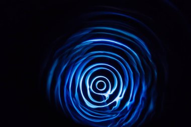 Karanlıkta ses dalgaları. Mavi renk