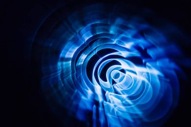 Karanlıkta ses dalgaları. Mavi renk