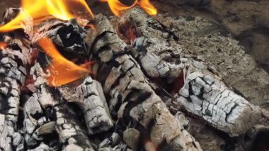 Barbekü ızgarasında parlayan kömür ve alev yakın görünüm