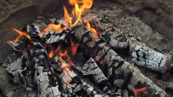 Close View bij gloeiende houtskool en vlam in barbecue grill — Stockvideo