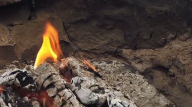 Barbekü ızgarasında parlayan kömür ve alev yakın görünüm