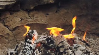 Barbekü ızgarasında parlayan kömür ve alev yakın görünüm