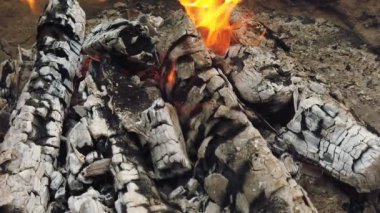 Barbekü ızgarasında parlayan kömür ve alev yakın görünüm