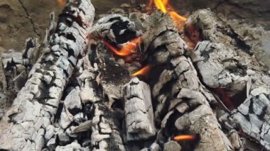 Barbekü ızgarasında parlayan kömür ve alev yakın görünüm