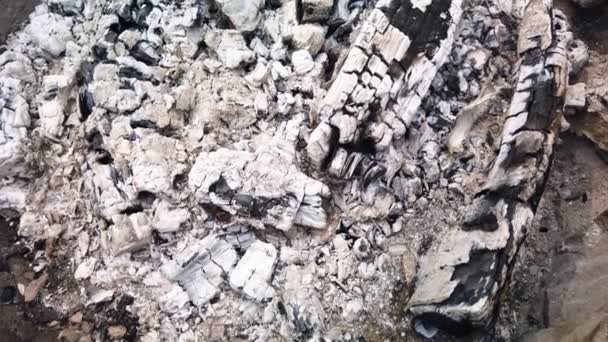Close View bij gloeiende houtskool en vlam in barbecue grill — Stockvideo