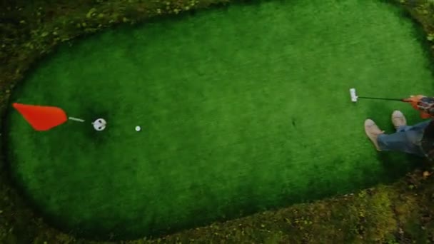 O putt de golfe perfeito — Vídeo de Stock