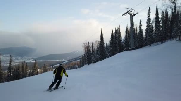 Skifahrer geht die Piste hinunter — Stockvideo