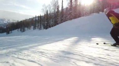 kayakçı yokuş aşağı gidiyor