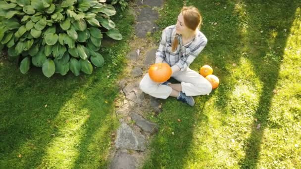 Belle femme dans le jardin avec des citrouilles — Video