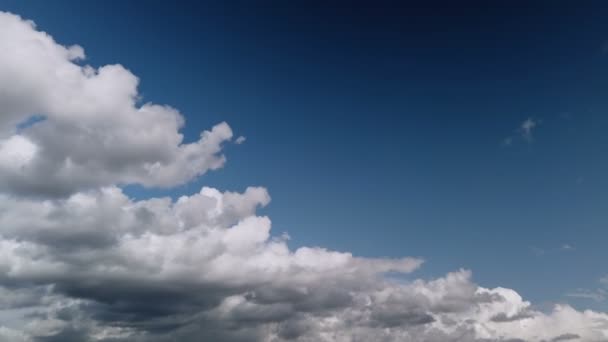 Nubes de lapso de tiempo, nubes hinchadas rodantes se mueven, nubes blancas ligeras lapso de tiempo — Vídeo de stock