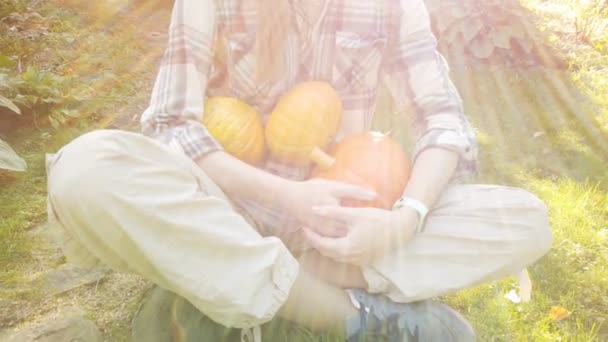 Belle femme dans le jardin avec des citrouilles — Video