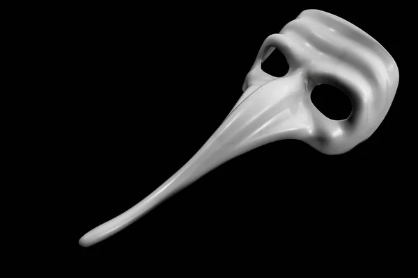 Maske mit langer Nase ist auf schwarz isoliert — Stockfoto