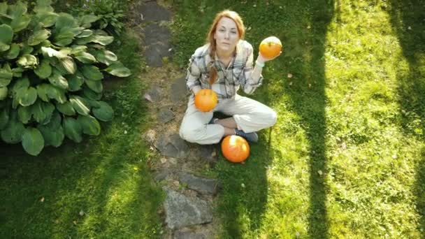 Chica de Halloween. Chica jugar con calabazas y tratar. Mujer sorprendida con calabaza de Halloween — Vídeos de Stock