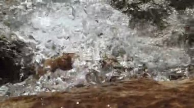 Yavaş çekim ile dağ nehri suyu
