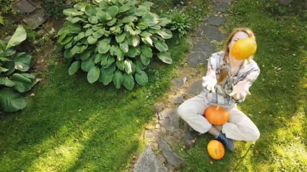 Ragazza di Halloween. Ragazza giocare con le zucche e trattare. Donna sorpresa con zucca di Halloween — Video Stock