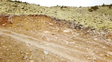 Dağlarda kötü yollarda aşırı sürüş