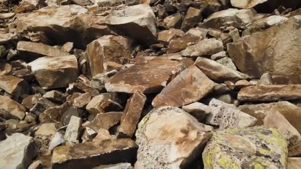 돌로 된 계곡 풍경. 산에 있는 큰 돌 — 비디오