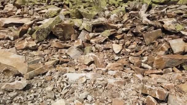 Paysage de vallée de montagne en pierre. Grandes pierres dans les montagnes — Video