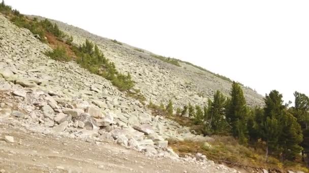 Extrem körning genom dålig väg i bergen — Stockvideo