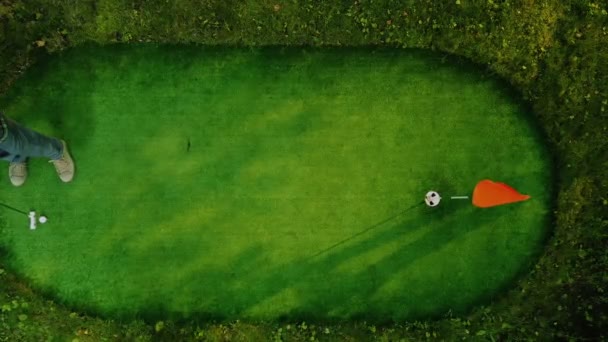 Jugador de golf está golpeando con éxito la pelota en la vista superior — Vídeos de Stock