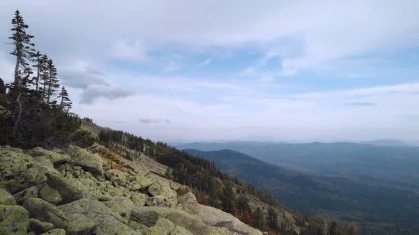 Paysage de montagne intemporel nuages mouvants en Sibérie — Video