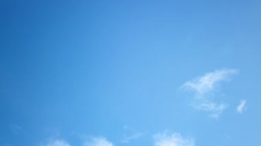 Mavi gökyüzünde yalnız sirrus bulutları