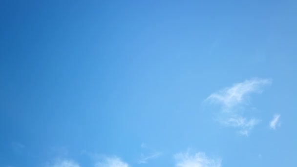 Nubes de cirros solitarios en el cielo azul — Vídeo de stock