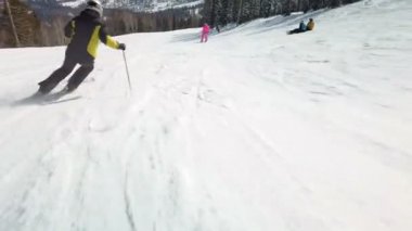 kayakçı yokuş aşağı gidiyor