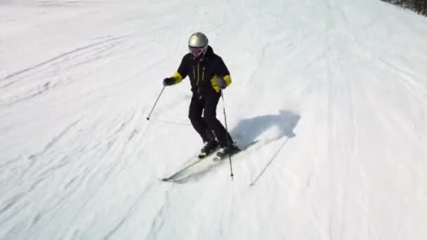 Jonge volwassen recreatieve skiër geniet van idyllisch perfect weer in de koude winter. Skiën alleen op perfect geprepareerde skipiste bij skigebied — Stockvideo