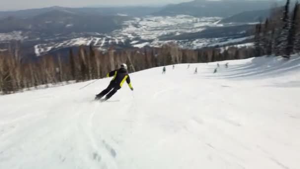 Skiër naar beneden de helling — Stockvideo