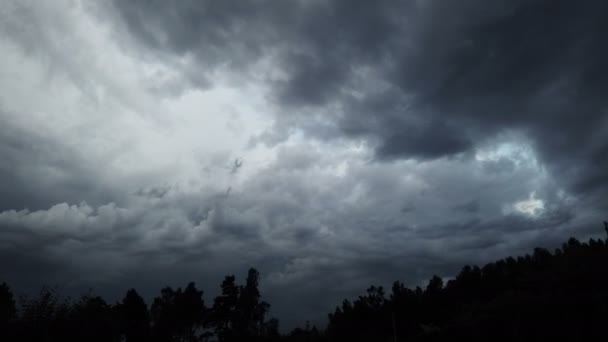 Nadchodzi burza czasowa. Dramatyczne chmury deszczu zbliżają się do wzgórza — Wideo stockowe