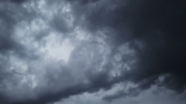 Das Zeitraffer-Gewitter kommt. Dramatische Regenwolken nähern sich dem Hügel — Stockvideo