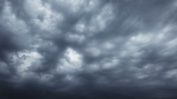 Nadchodzi burza czasowa. Dramatyczne chmury deszczu zbliżają się do wzgórza — Wideo stockowe