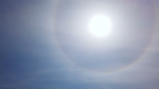 Círculo de efeito óptico atmosférico ao redor do sol no dia quente de verão. Fenômeno do halo atmosférico em torno do sol — Vídeo de Stock