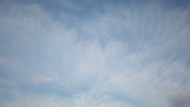 Wolk die door de blauwe lucht stroomt. Timelapse van witte wolken met blauwe lucht op de achtergrond — Stockvideo